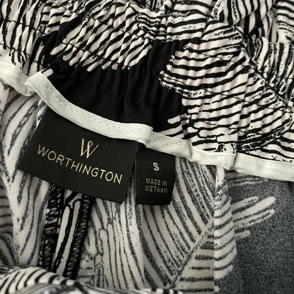 Black and White Flowy Capri Leaf Print Pants Size Small - Picture 4 of 4